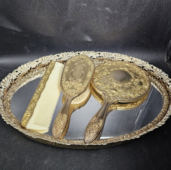 Elegant Gold Vanity Set with Mirror, Brush, and Comb - Picture 2 of 5